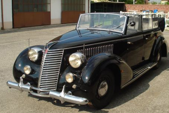 Chiếc xe Fiat Torpedo, sản xuất năm 1939, đã đưa Hitler, nhà lãnh đạo phong trào phát xít đầu tiên ở châu Âu Benito Mussolini và tướng Francisco Franco đi ngắm cảnh dọc thành phố Rome trong chuyến thăm Italy. Xe có giá 377.000 USD.