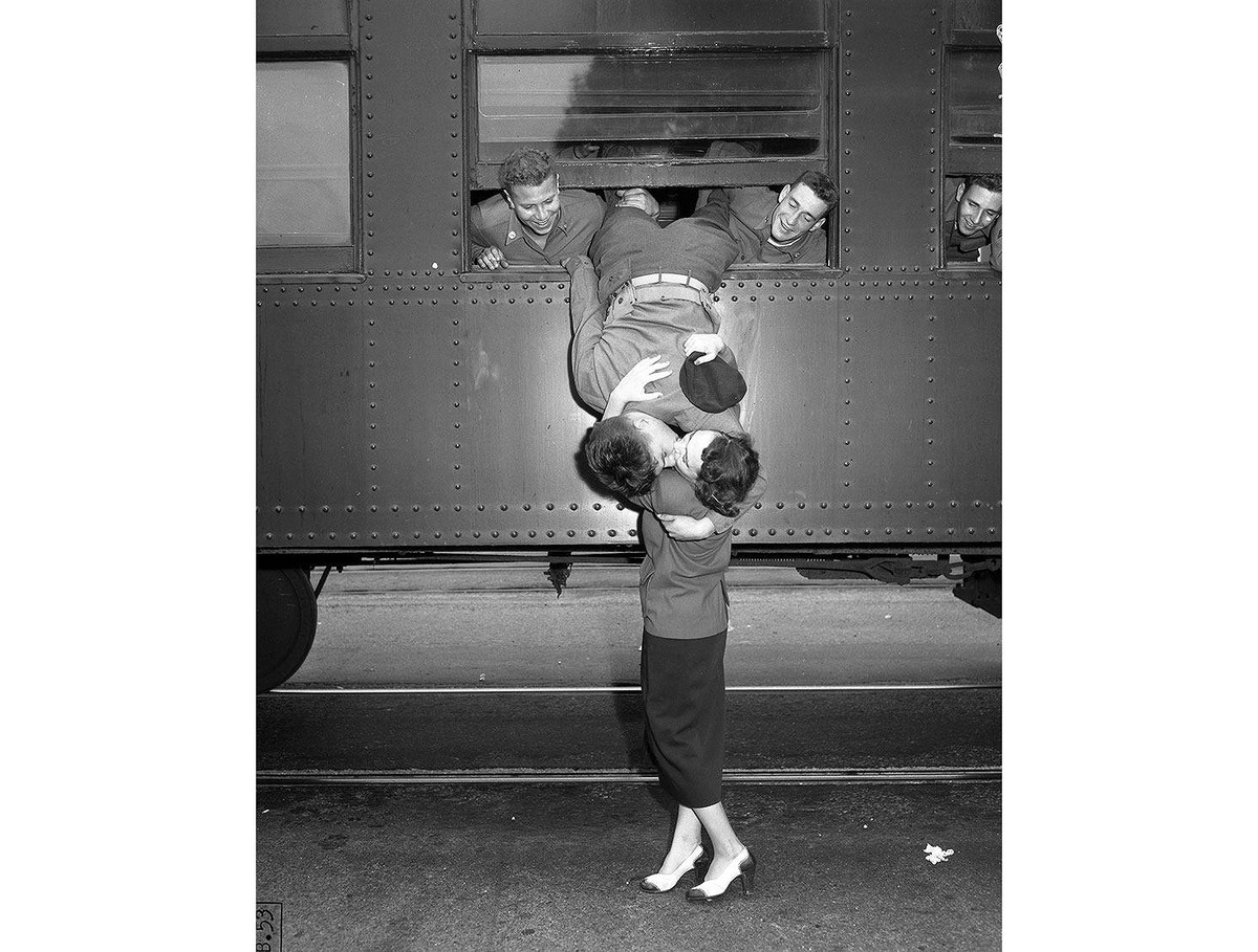 Một người lính nhoài người ra khỏi cửa sổ toa tàu hôn tạm biệt người yêu ngày 6/1950.