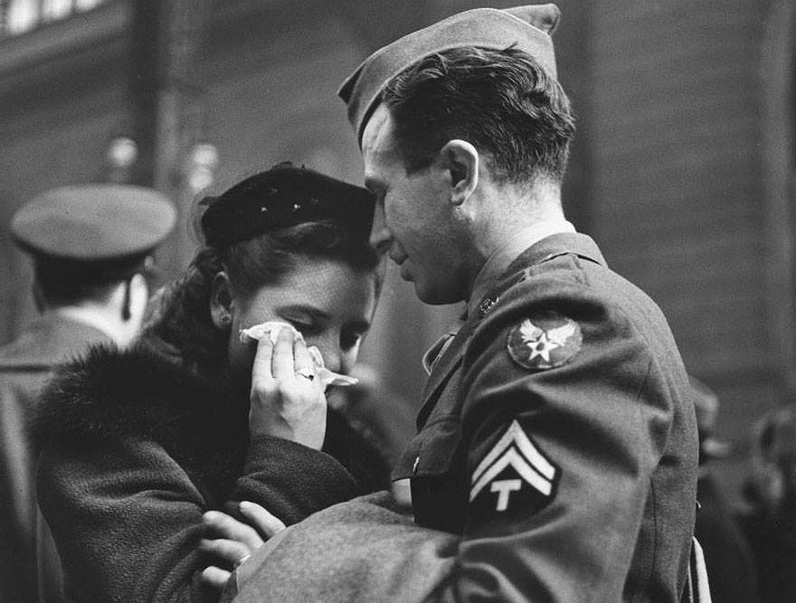 Trước giờ chia tay tại một nhà ga ở New York, tháng 4 năm 1943.