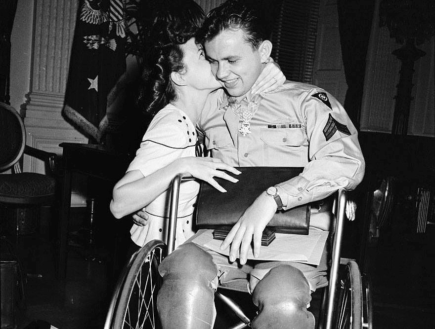 Jean Moore quỳ gối hôn chồng khi anh trở về từ Thế chiến II năm 1945.