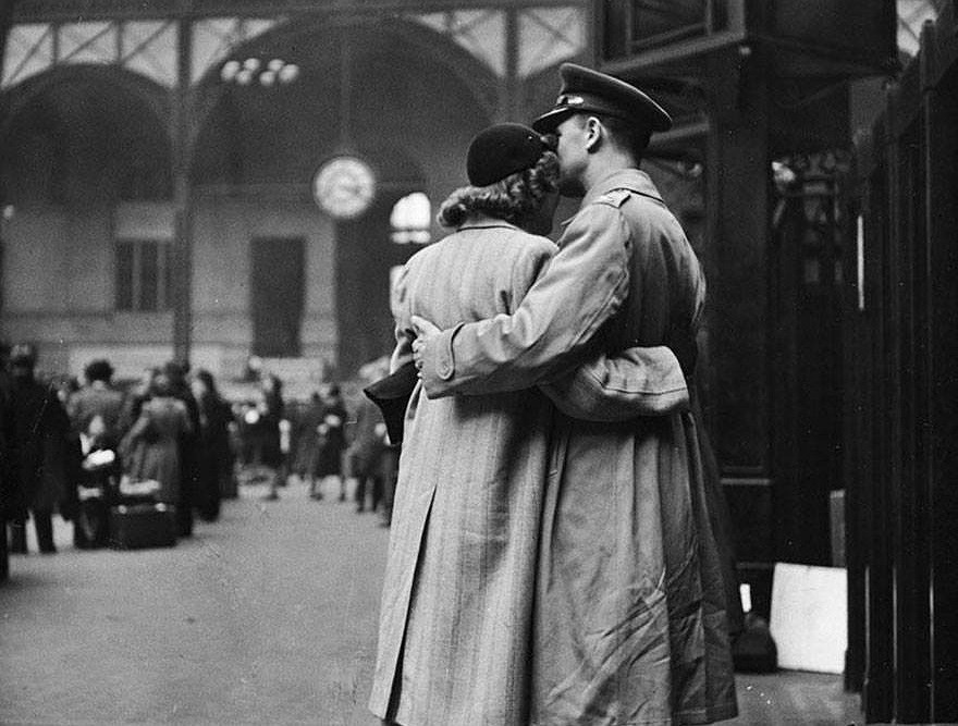 Trước giờ khởi hành ở một nhà ga tại New York, tháng 4 năm 1943.