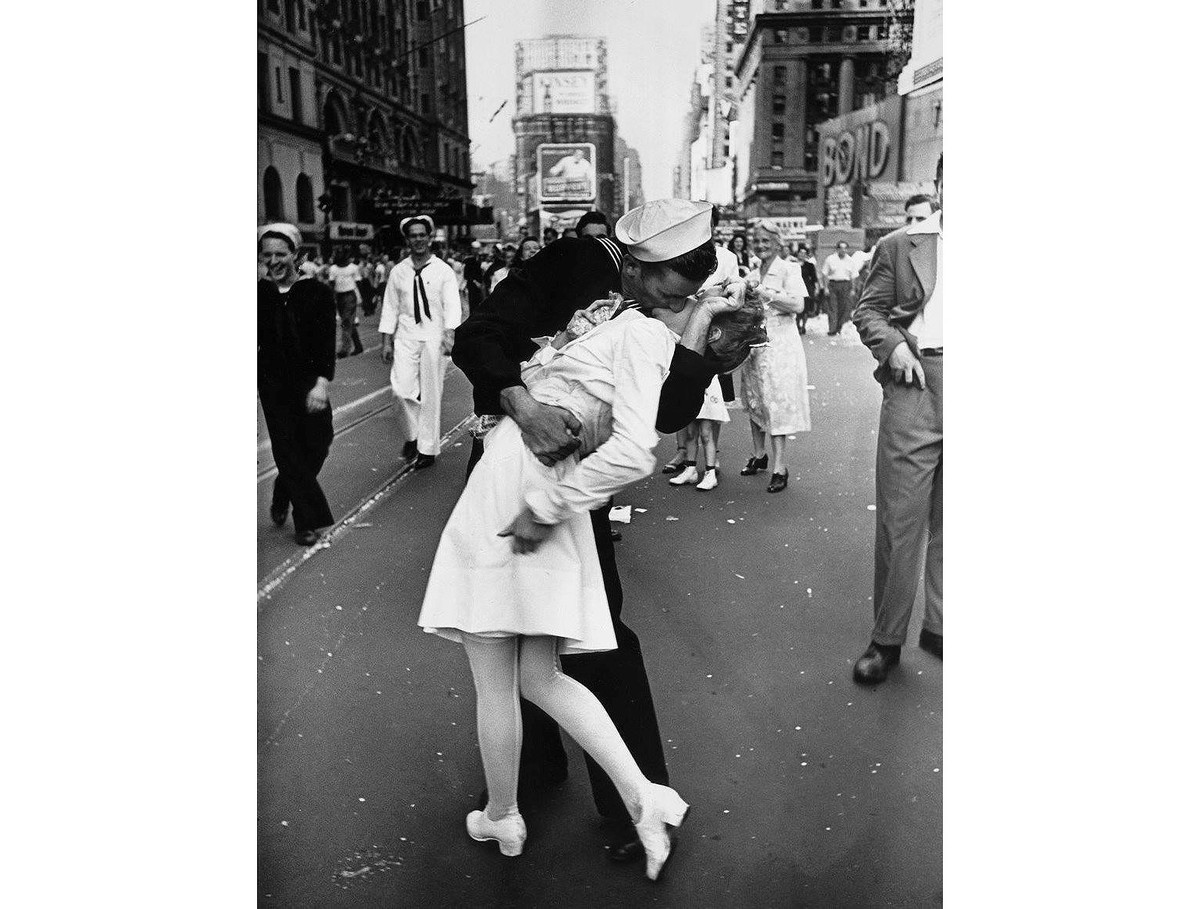 Nụ hôn của một thủy thủ với nữ y tá tại Times Square, New York năm 1945.