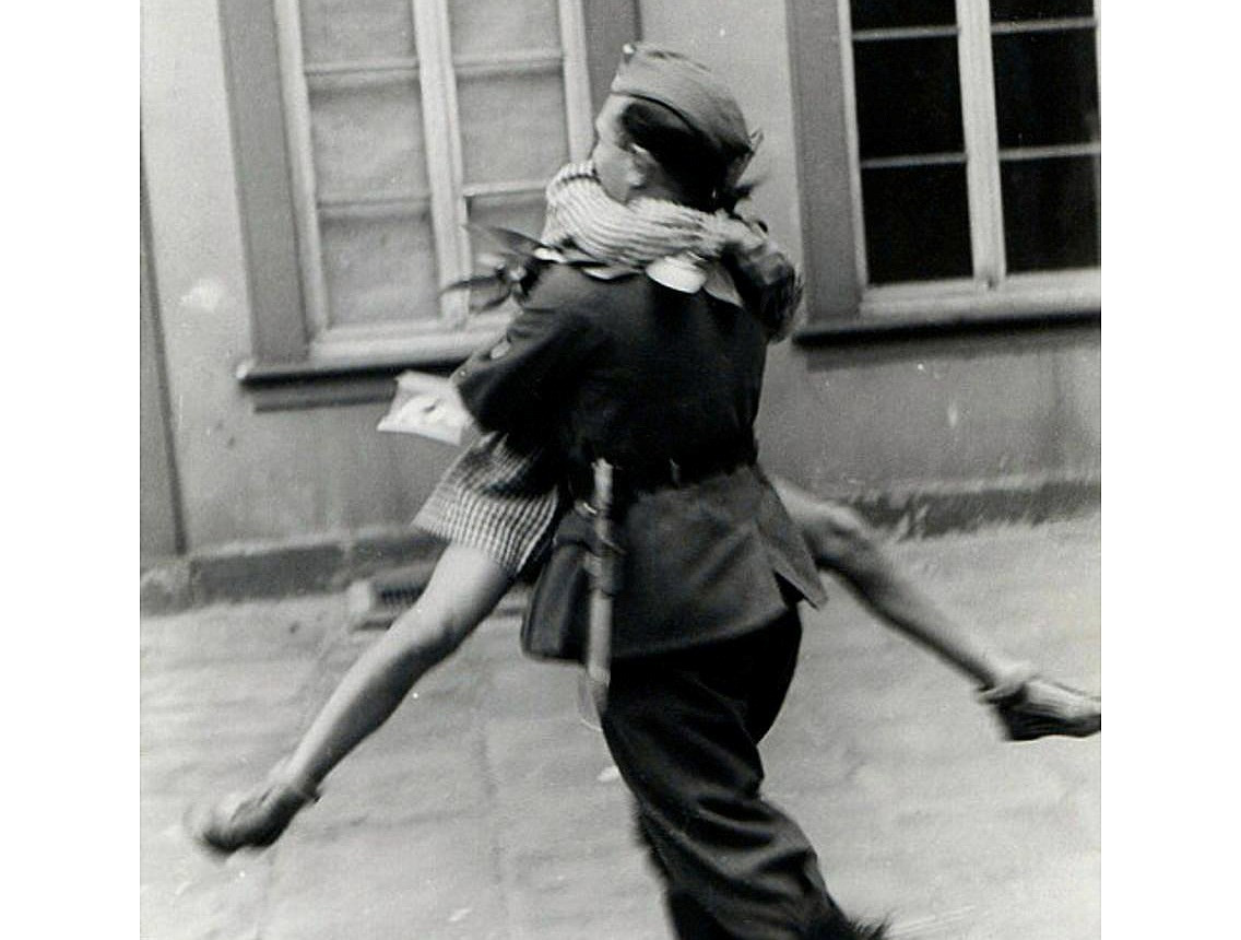 Mừng anh trở về sau cuộc chiến 1940.