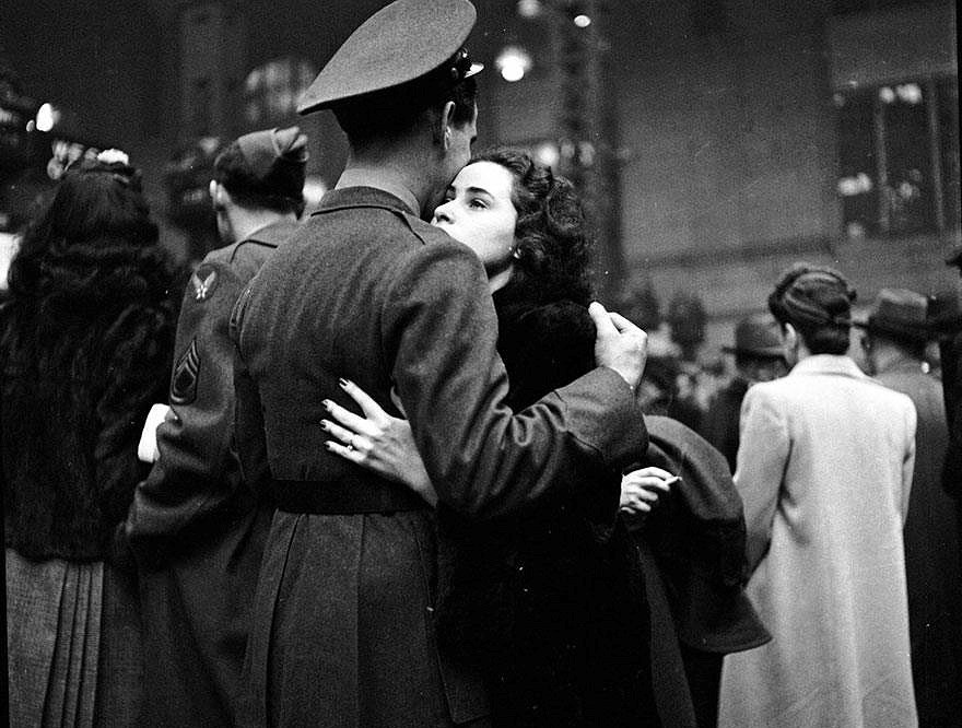 Cái ôm tạm biệt giữa một cặp đôi tại một nhà ga ở New York, tháng 4 năm 1943.
