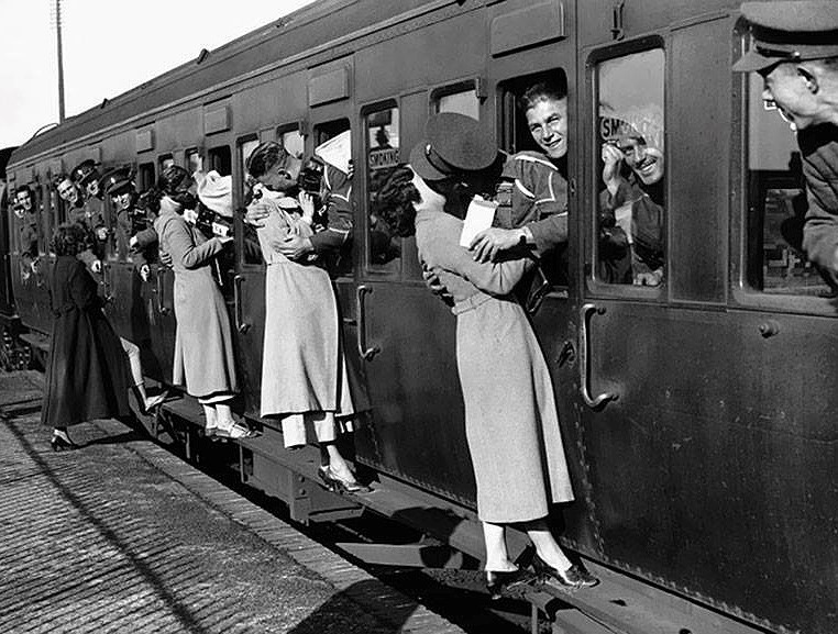 Những người lính hôn tạm biệt vợ (người yêu) qua cửa sổ trước khi đến Ai Cập năm 1935 (nguồn: Dân Trí)