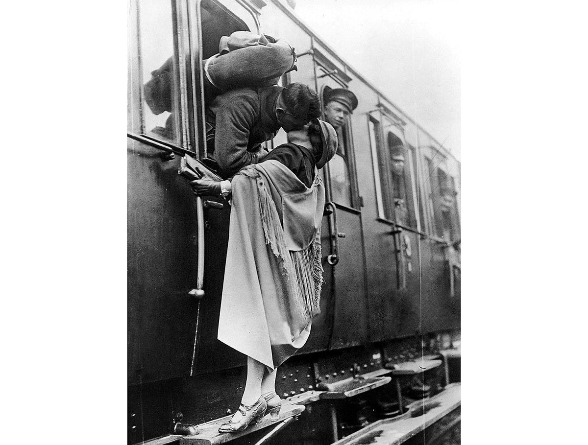Một binh sĩ Mỹ hôn người yêu qua cửa sổ trước khi xe lửa khởi hành năm 1922.