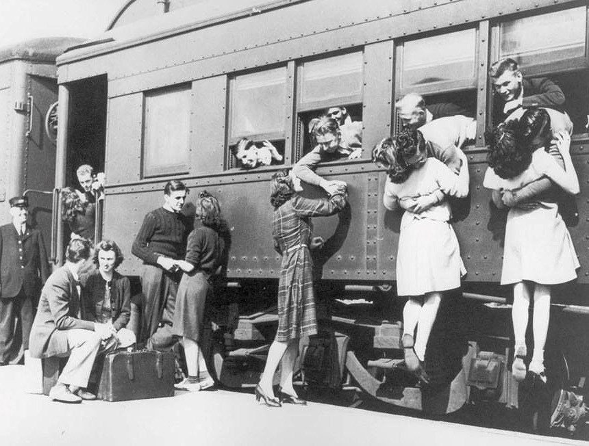 Những nụ hôn tạm biệt những người lính trước khi lên đường trong thế chiến II.