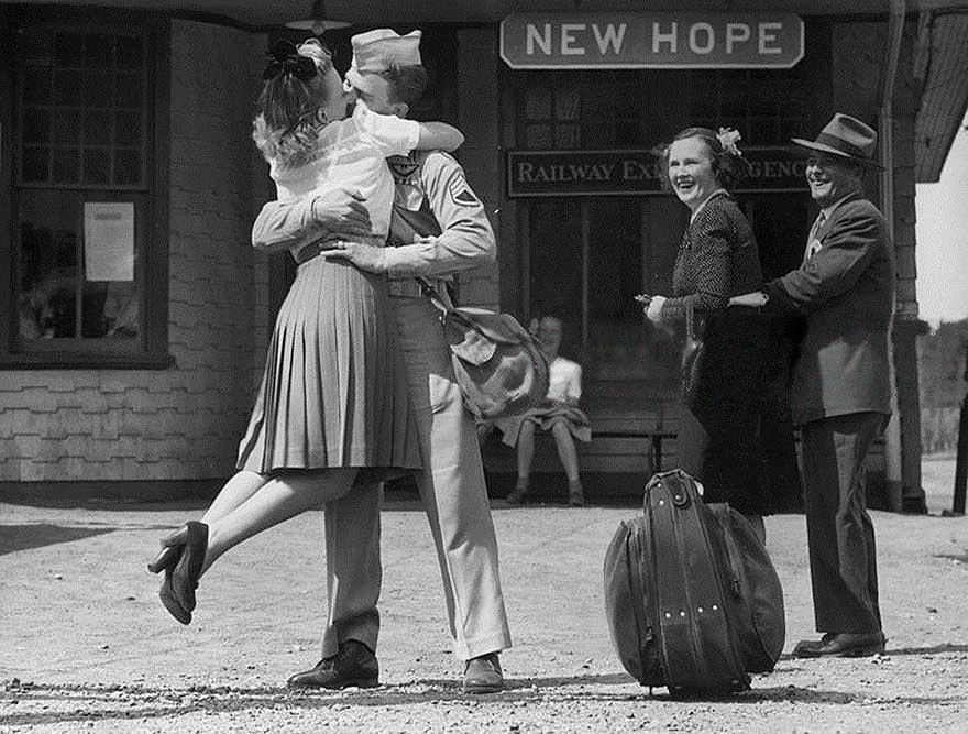Nụ hôn tạm biệt giữ một cặp đôi tại một nhà ga ở Connecticut năm 1945.
