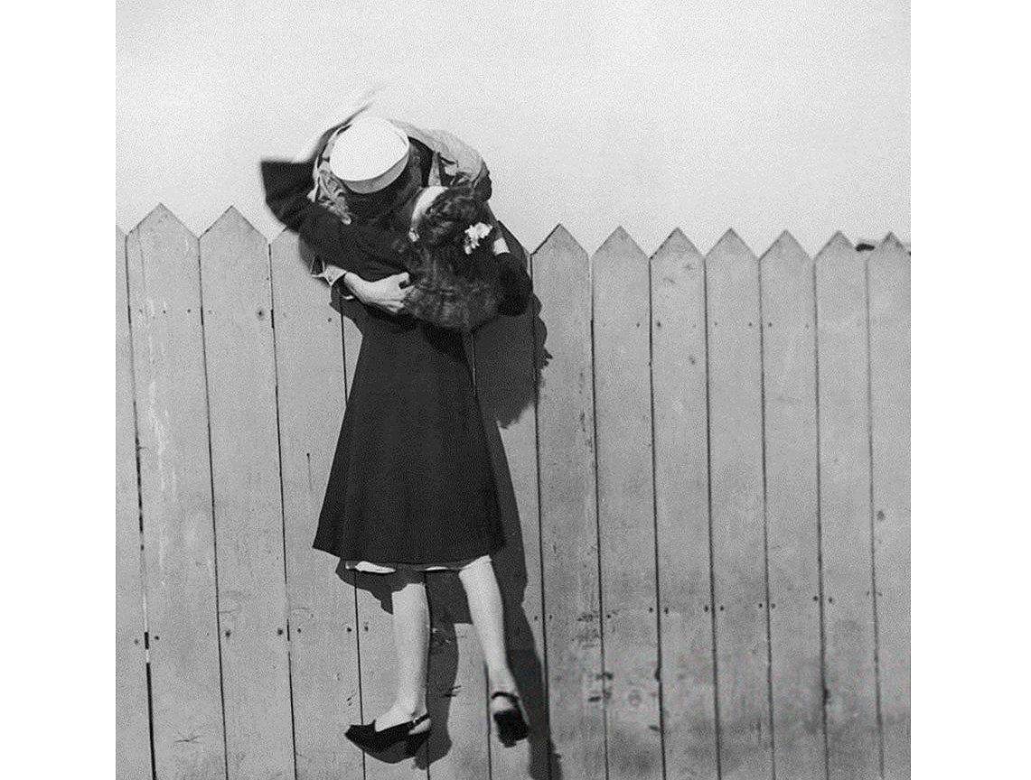 Nụ hôn không rào cản giữa một thủy thủ và người yêu năm 1945.