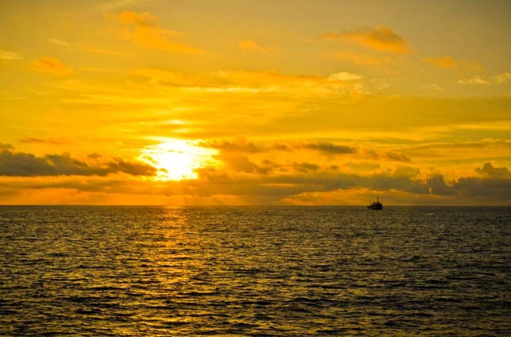 Biển Quỷ hay còn gọi là Tam giác Rồng ở Nhật Bản nổi tiếng với những vụ tai nạn kỳ lạ khi mà những con tàu đều mất tích không lý do. Năm 1952, chính phủ Nhật Bản đã cử một nhóm 30 người tới đây điều tra xem chuyện gì đã xảy ra nhưng chính những người này cũng trở thành nạn nhân của vùng biển huyền bí này.