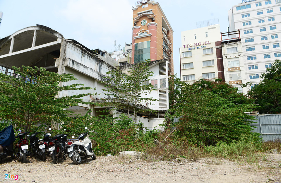 Một hạng mục của công trình cũ hiện vẫn chưa được phá bỏ, bị cây cối bao trùm xung quanh.