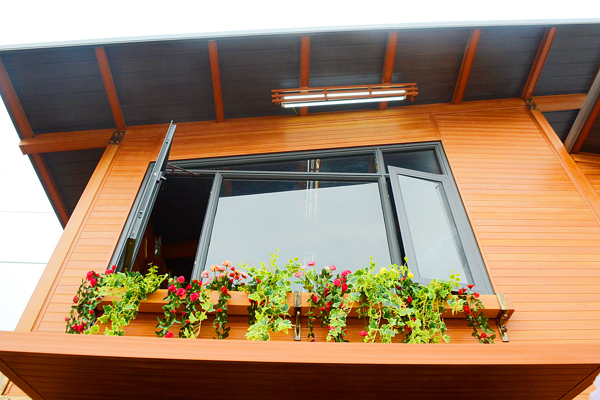 Ban công tầng 2 thoáng đãng.