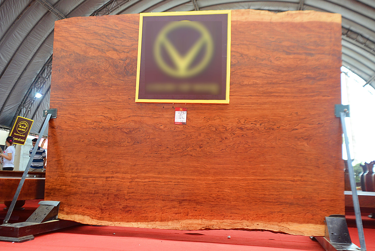 " Siêu phản Thế Giới" nặng hơn 3 tấn, có chiều dài 3,36m, rộng 2,72m và dày hơn 20cm.