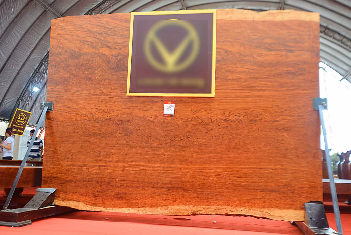 "Siêu phản Thế Giới" nặng hơn 3 tấn, có chiều dài 3,36m, rộng 2,72m và dày hơn 20cm.