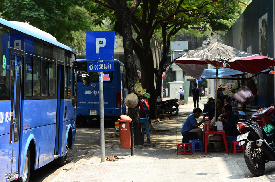 Một số nơi quanh khu đất, sát 4 tuyến đường bị người dân chiếm dụng để buôn bán, mở quán nước, quán cơm...