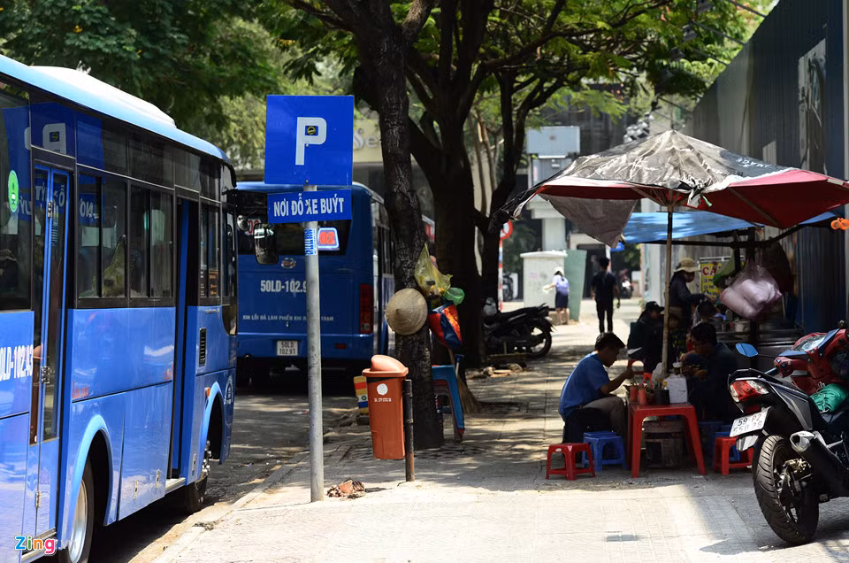 Một số nơi quanh khu đất, sát 4 tuyến đường bị người dân chiếm dụng để buôn bán, mở quán nước, quán cơm...