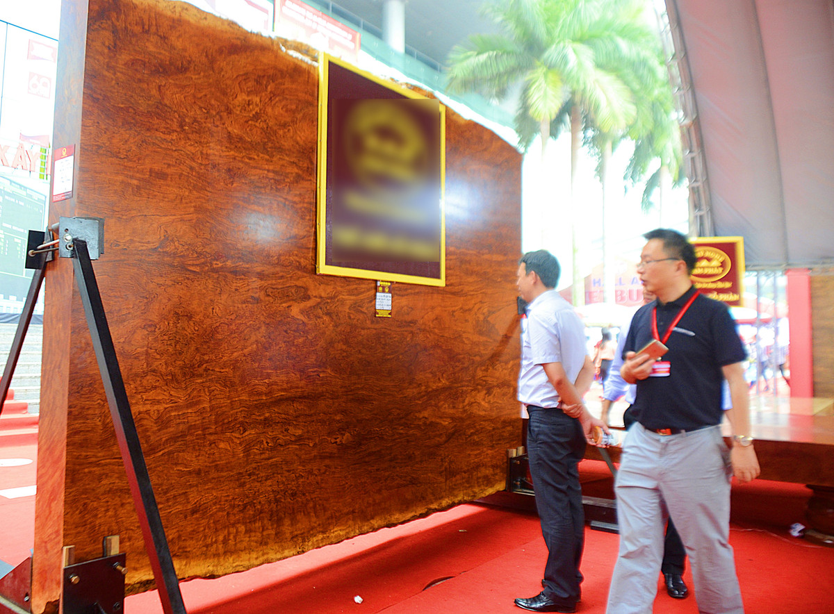 Chiếc phản gỗ này được làm từ gỗ Cẩm Lai nguyên khối - đây là dòng gỗ quý, nổi bật bởi đường vân đẹp và độ bền cao.