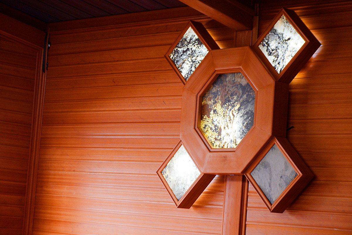 ...tạo thành các thanh nhựa có màu sắc thân gỗ giống gỗ tự nhiên.