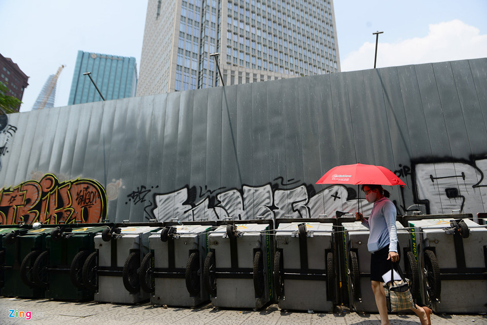 Bên ngoài hàng rào của dự án khá nhếch nhác, bốc mùi khó chịu.