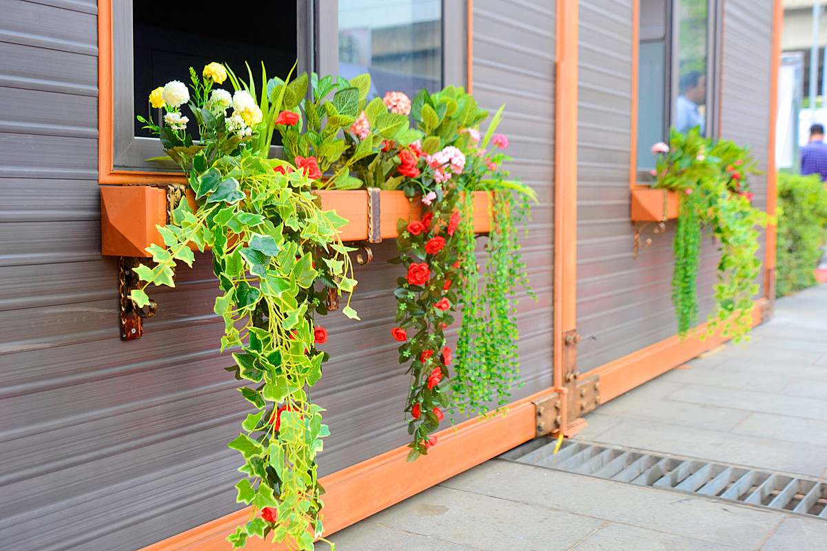 Bên ngoài cửa sổ trang trí hoa cây cảnh, nhìn không khác gì những ngôi biệt thự bạc tỷ sang trọng.