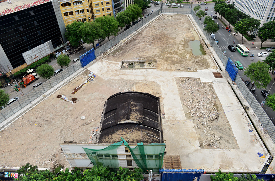 Năm 2008, UBND TP.HCM đã giao cho Sabeco mà không tổ chức đấu thầu. Khu đất này ban đầu dự kiến đầu tư khu phức hợp gồm khách sạn 6 sao, trung tâm hội nghị, hội thảo và cao ốc văn phòng cho thuê, có tên là Sabeco Tower. Đầu năm 2016, dự án được dựng rào chắn khởi công, nhưng chỉ một thời gian ngắn công trình "trùm mền" cho đến nay.