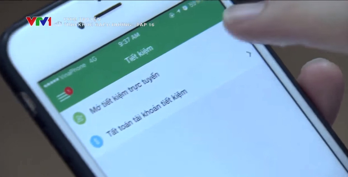 Nhân vật Linh gợi ý bố sử dụng interbanking trong bộ phim. Ảnh chụp màn hình.