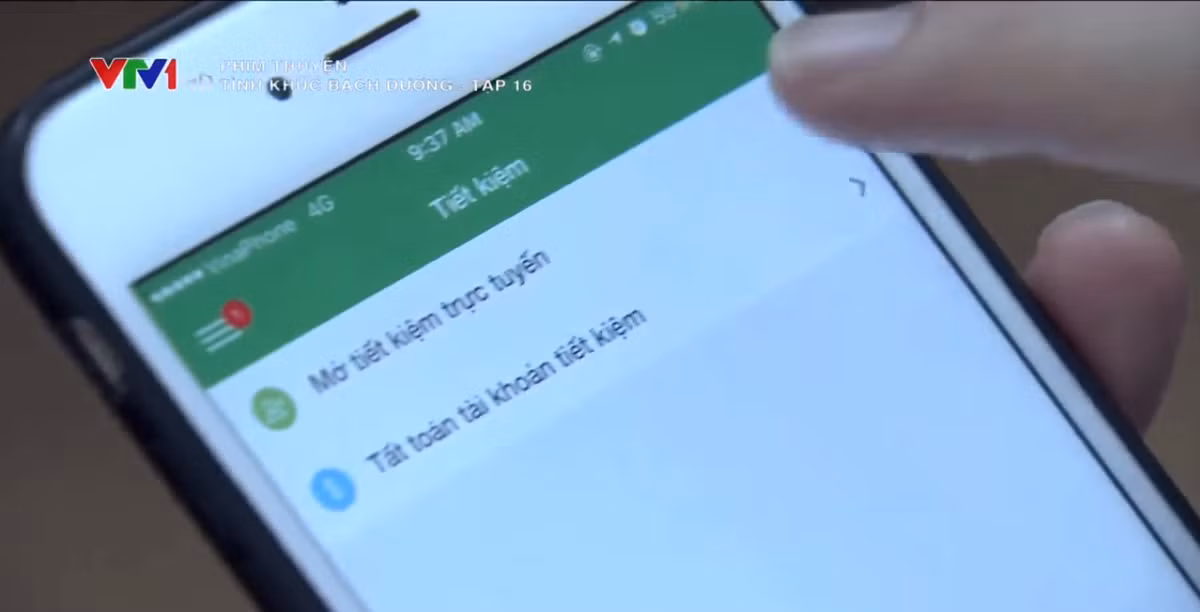 Nhân vật Linh gợi ý bố sử dụng interbanking trong bộ phim. Ảnh chụp màn hình.