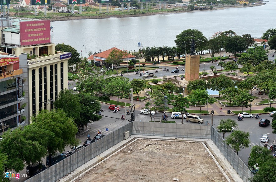 Khu đất có vị trí lý tưởng nằm trong quy hoạch bờ tây sông Sài Gòn, trong quy hoạch lõi của thành phố, cách bờ sông chỉ vài chục mét, mặt tiền phía trước là công viên Công trường Mê Linh cùng nhiều khách sạn lớn của trung tâm quận 1.