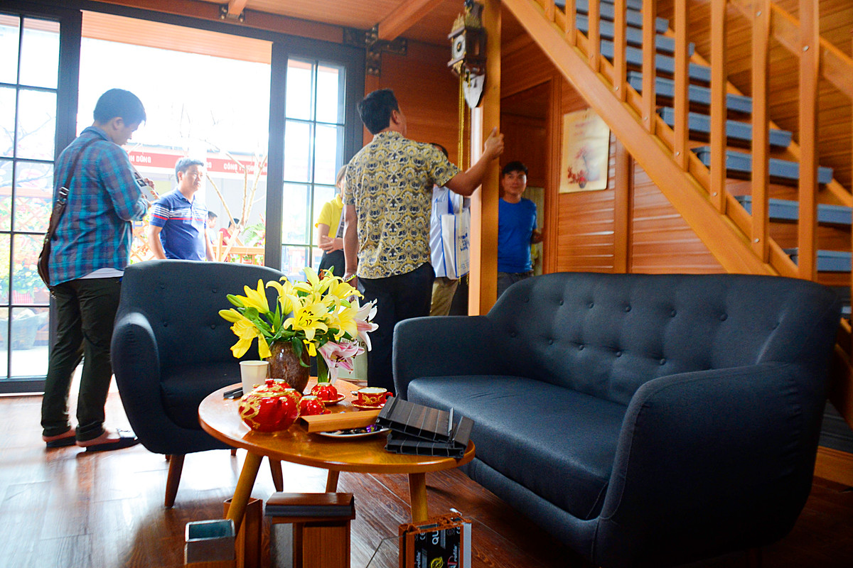 Theo giới thiệu, khung cửa ra vào và cửa sổ của ngôi biệt thự đều được làm từ nhựa.