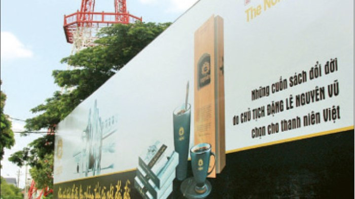 Bảng quảng cáo với dòng chữ dễ gây hiểu lầm của Trung Nguyên. Ảnh: Đất Việt.