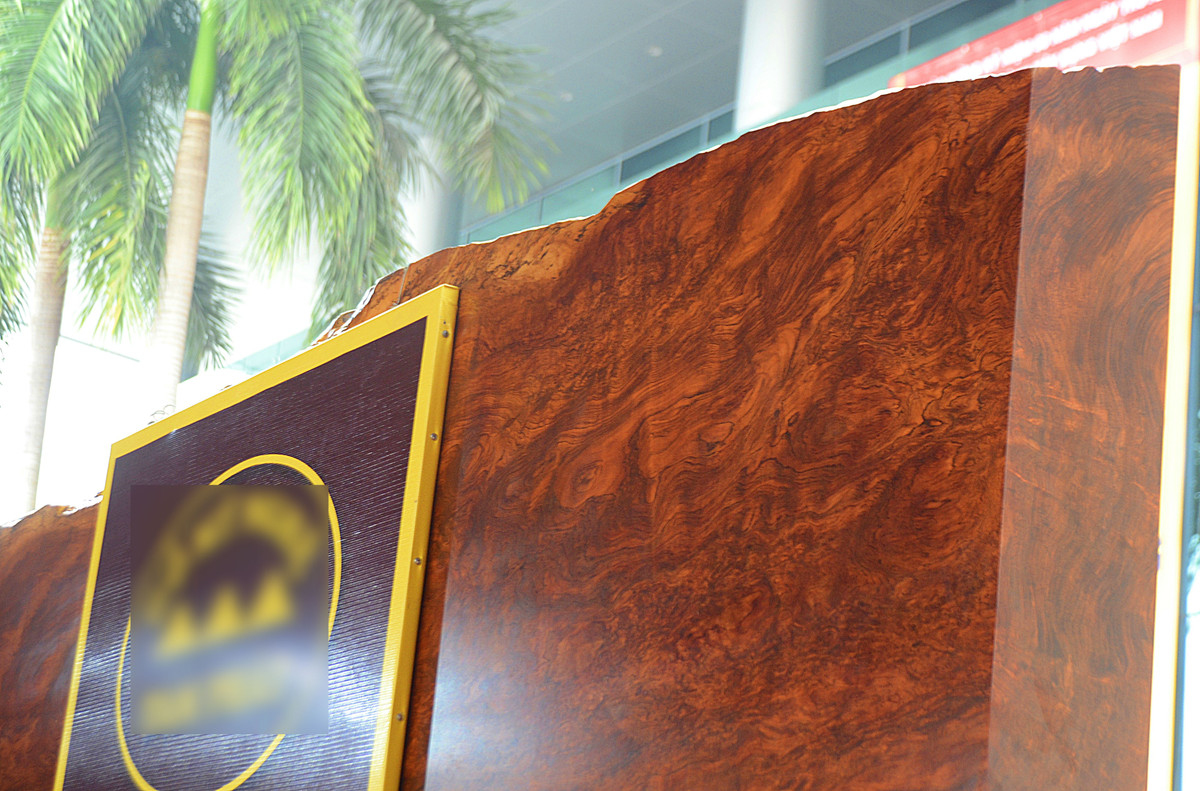 Khi về Việt Nam thân gỗ được người thợ đánh bóng và mài rũa kỳ công