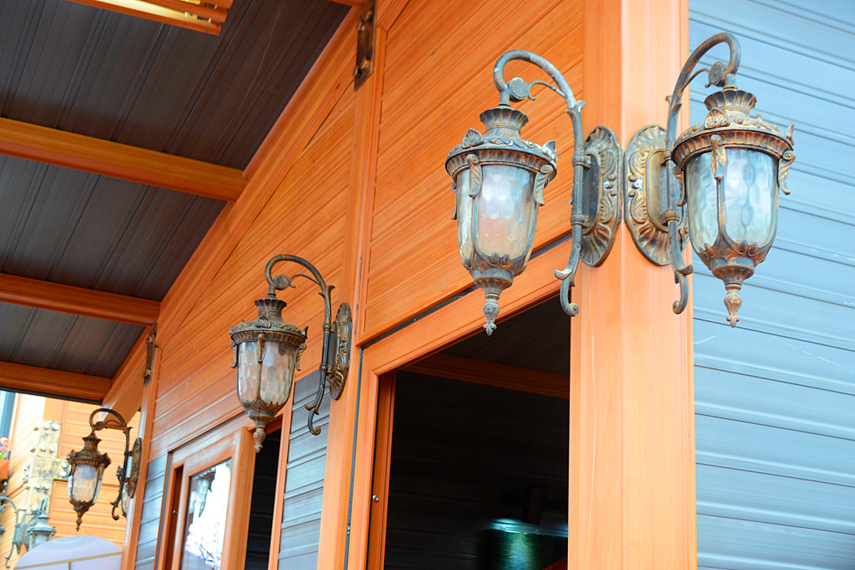 Tất cả các điểm kết cấu chịu lực như rằm, cột, mái hiên, đòn tay… đều có lõi thép bên trong.