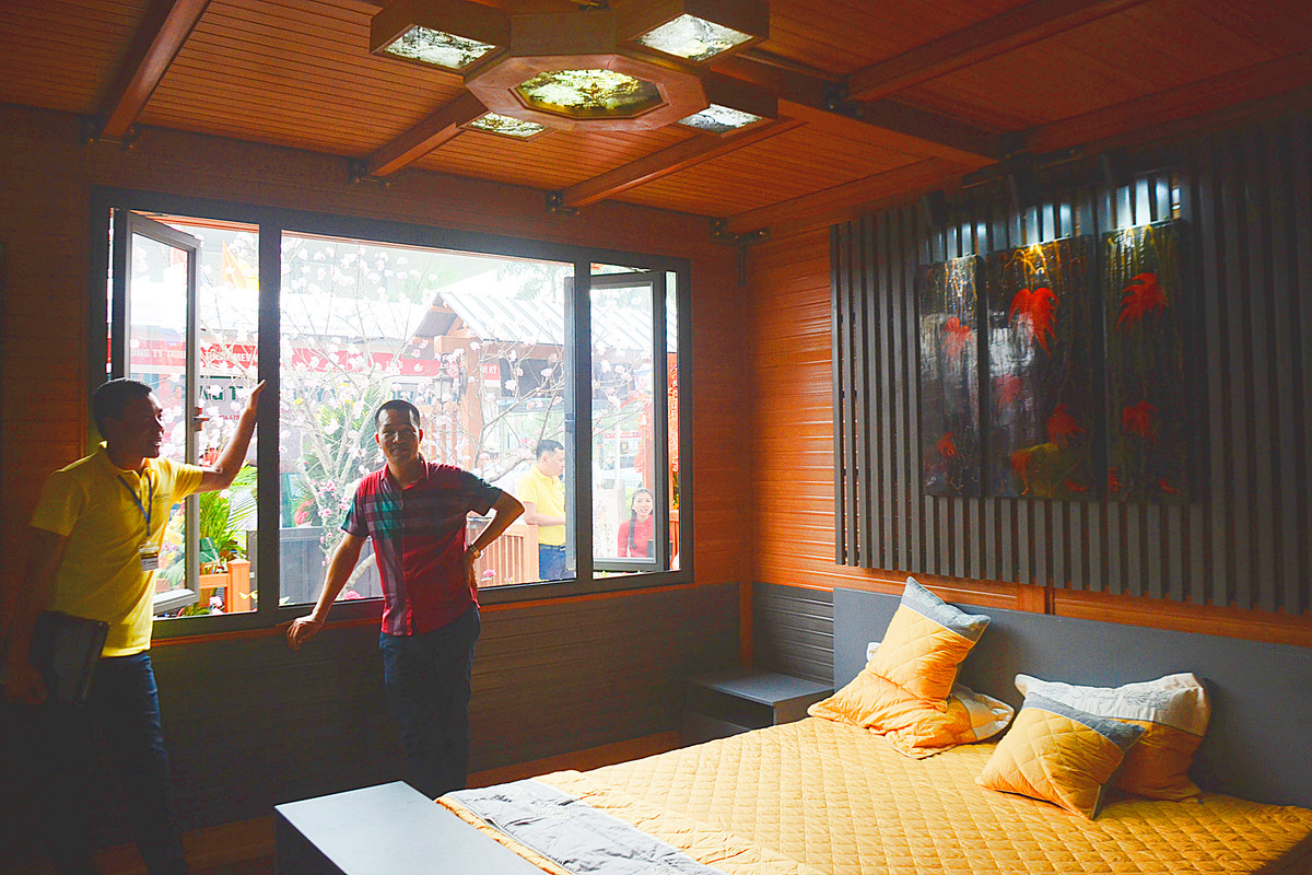 Ngôi nhà bằng nhựa nhìn như nhà cổ với những loại gỗ tự nhiên.