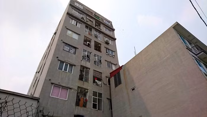 Chung cư mini ngõ 193 phố Bồ Đề (quận Long Biên) không có lối thoát hiểm ngoài trời. Ảnh: VietnamNet.