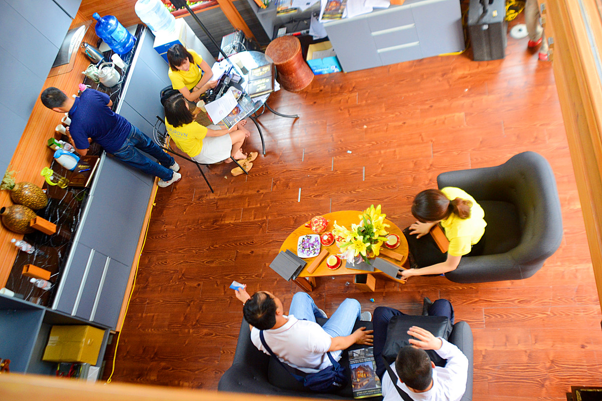 Không gian phòng khách của ngôi biệt thựa nhựa khá thoáng mắt.