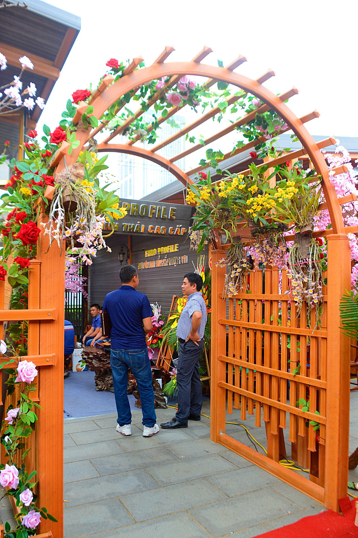 Cổng vào biệt thự được dựng từ sản phẩm nhựa sinh thái vân gỗ của Tập đoàn Queenviet.