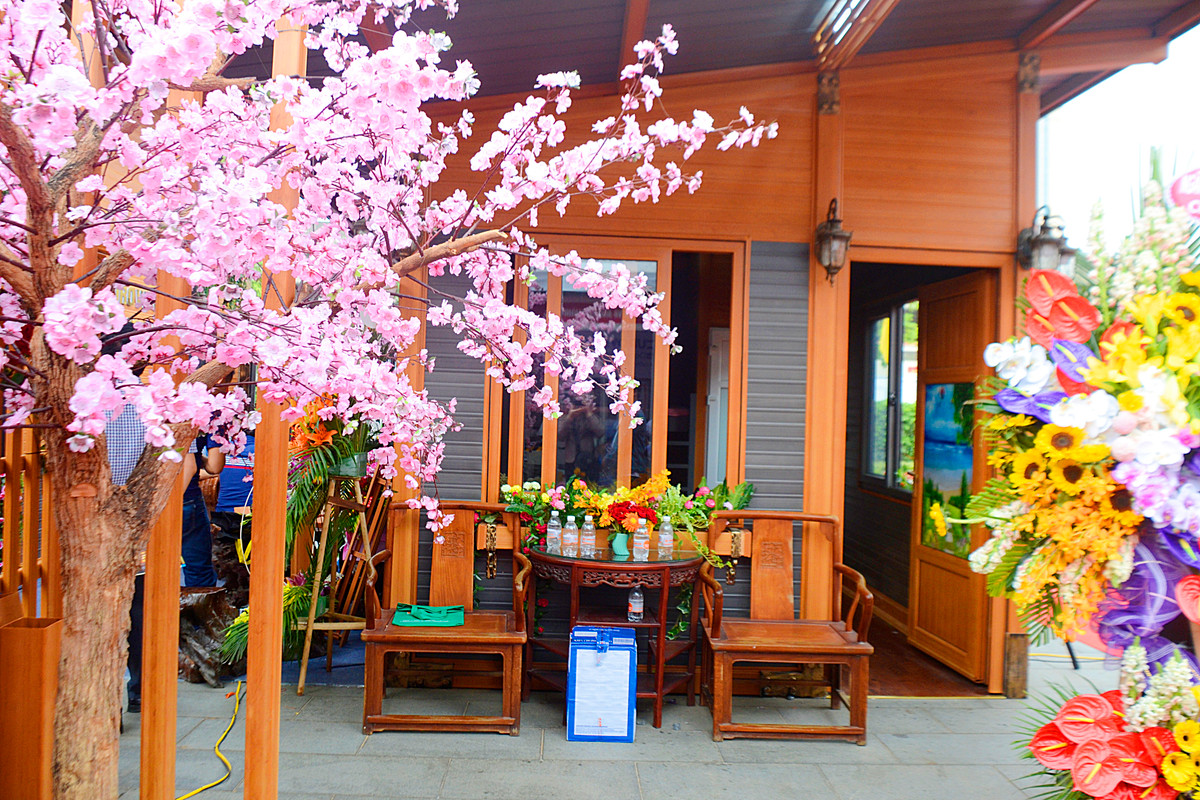 Không gian phía trước có đặt một bộ bàn ghế để uống trà và ngắm hoa anh đào.