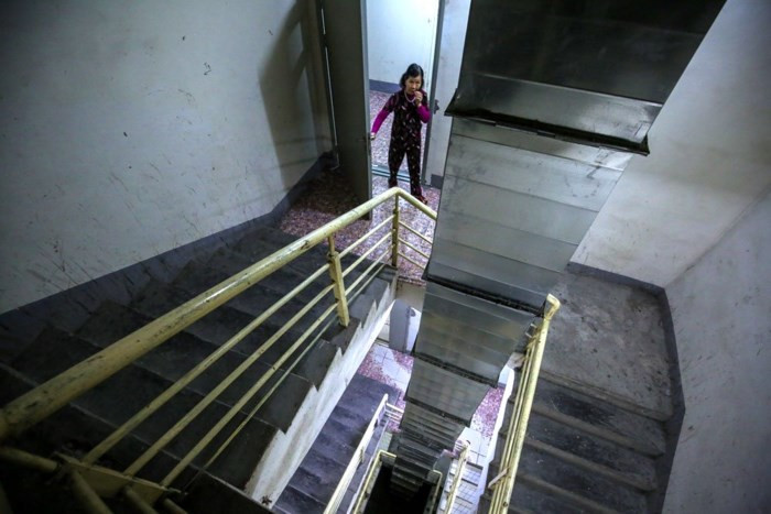 Tòa chung cư mini số 76 Cự Lộc (quận Thanh Xuân) do nằm sâu trong khu dân cư, xe cứu hỏa khó tiếp cận hoặc không có đường quay đầu nếu xảy ra hỏa hoạn. Ngoài ra, hệ thống thang bộ không đảm bảo an toàn trong trường hợp khẩn cấp do không đảm bảo chiều rộng tối thiếu của vế thang, bậc thang. Ảnh: VietnamNet.