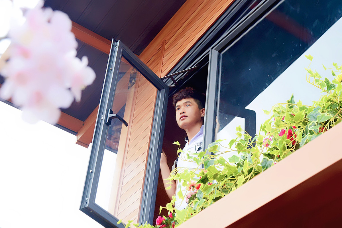 Chi phí này tính từ mặt sàn trở lên bao gồm toàn bộ hệ thống cửa.