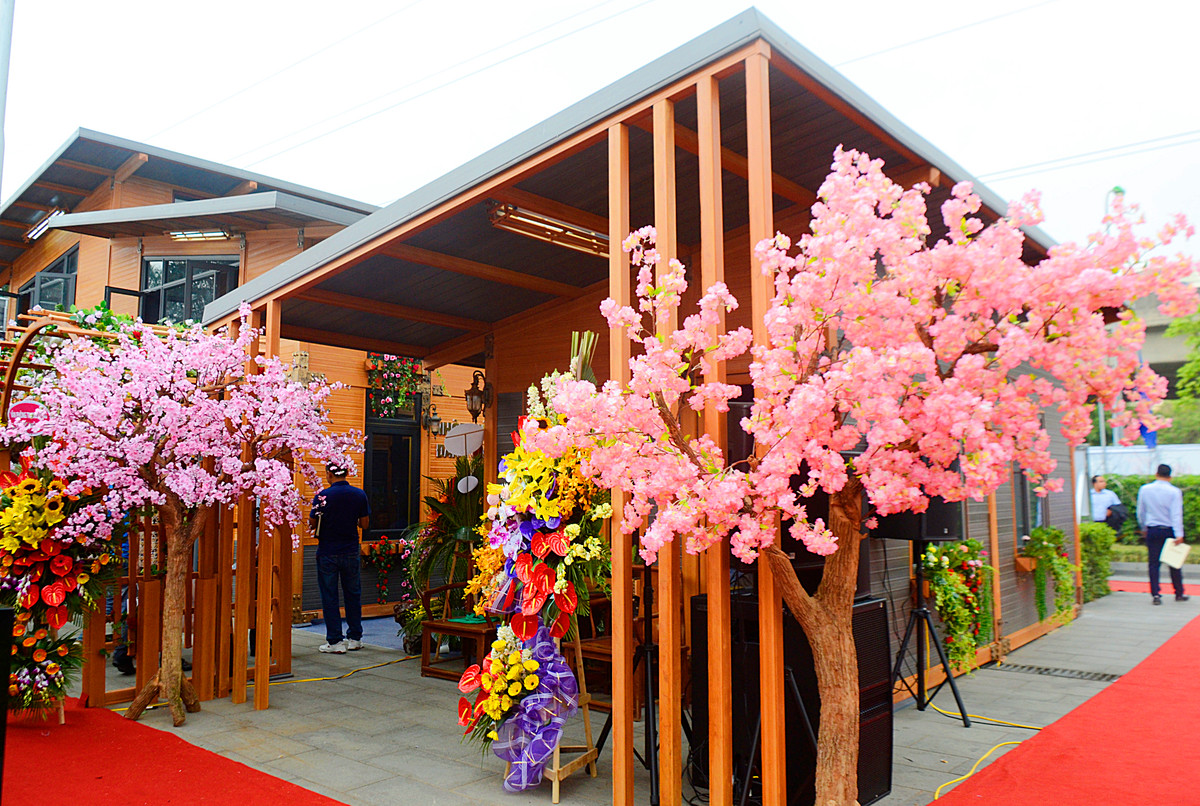 Đây là căn biệt thự 2 tầng có kiến trúc độc đáo, được thiết kế lắp đặt từ nhựa tổng hợp sinh thái vân gỗ.