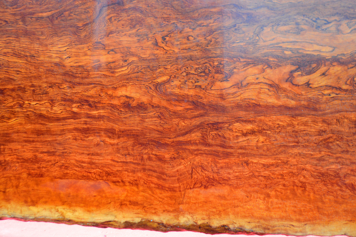 Vân gỗ có hoa văn rất đẹp.