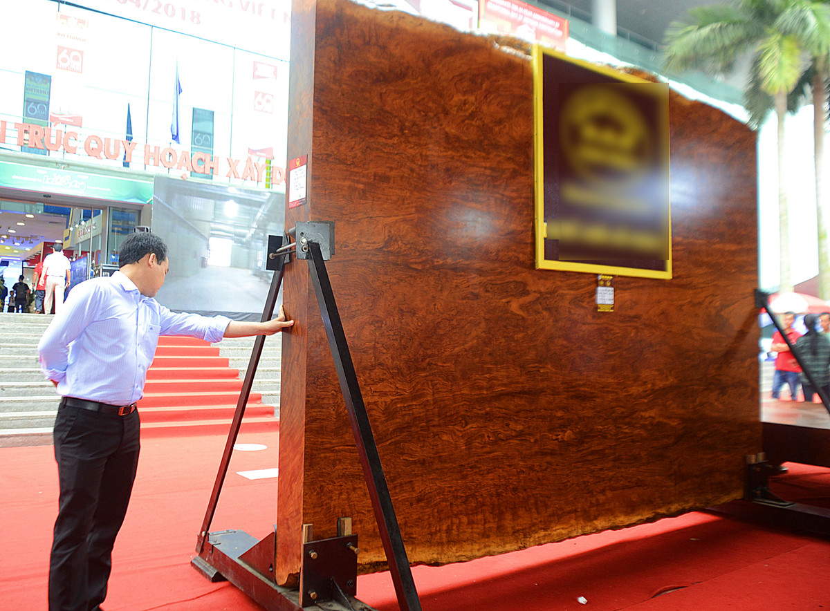 Khi để dựng đứng, chiếc phản gỗ nhìn đẹp như một bức bình phong.