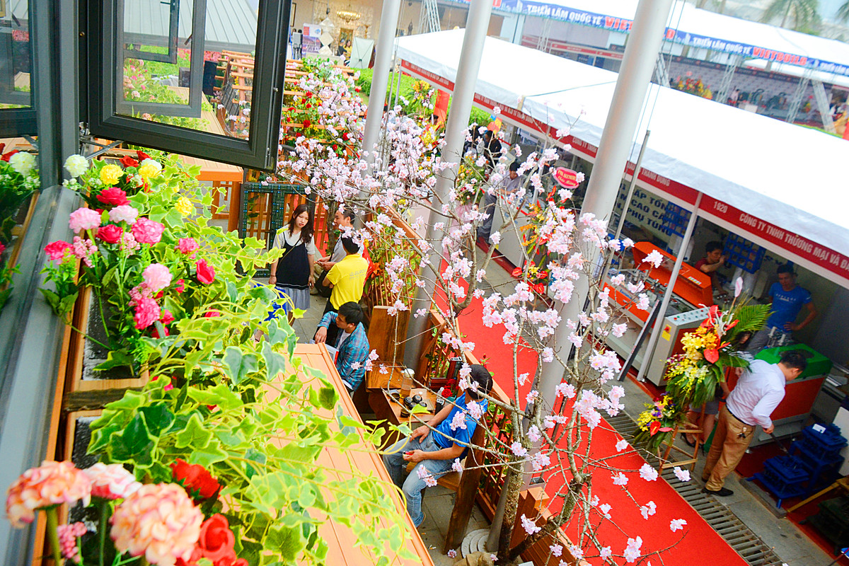 Góc nhìn từ cửa sổ tầng hai của ngôi biệt thự hai tầng.