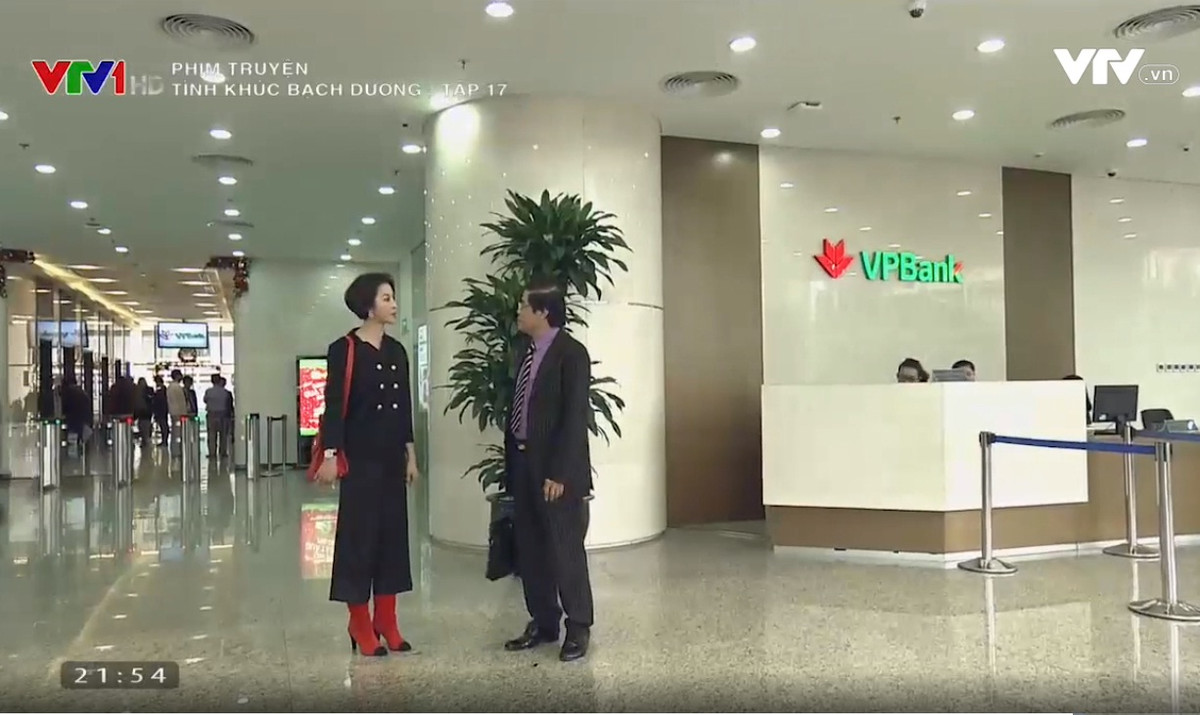 Quyên và sếp không tiếc lời vàng ngọc để quảng bá cho ngân hàng VPbank. Ảnh: chụp màn hình.