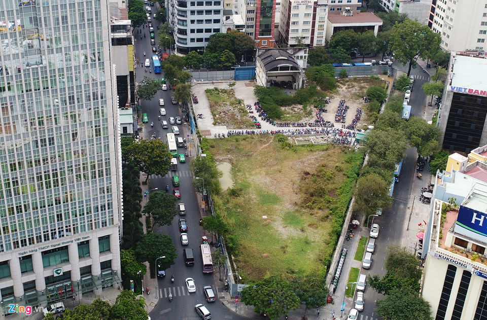 Công trình này sẽ nằm sát siêu dự án cao ốc Vietcombank Tower. Tuy nhiên, từ sau khi khởi công đến nay dự án vẫn đang là khu đất trống, bên trong cỏ mọc um tùm, vào mua mưa biến thành ao tù nước đọng.