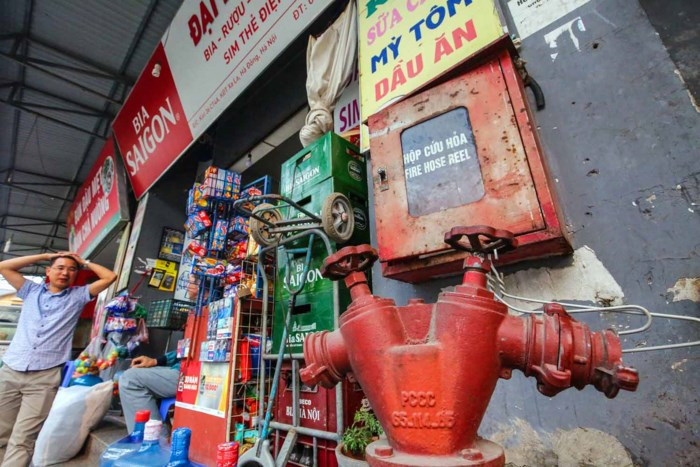 Tại khu vực tầng 1 tòa nhà CT4 (KĐT Xa La), nhiều sạp hàng bán đồ ăn thường xuyên sử dụng vật liệu dễ gây cháy nổ như bình gas, than tổ ong, tiềm ẩn nguy cơ hỏa hoạn. Mặc dù được trang bị hệ thống chữa cháy tại chỗ, tuy nhiên, hộp cứu hỏa bị han gỉ, bị kẻ xấu lấy trộm bình cứu hỏa, người dân trưng dụng hộp cứu hỏa để đựng các vật dụng sinh hoạt. Thông tin và ảnh: Vietnamnet.