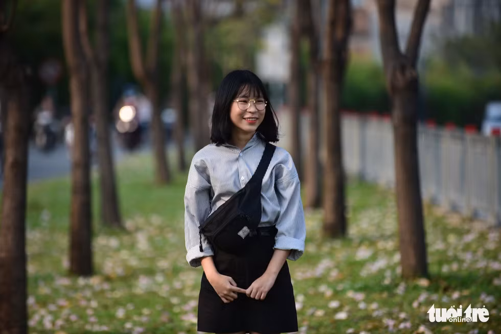 Hàng hoa kèn hồng (đường Võ Văn Kiệt, Q.1) đang rất thu hút giới trẻ ghé lại chụp hình cùng hàng cây hoa kèn hồng đẹp mắt - Ảnh: THUẬN KHÁNH.