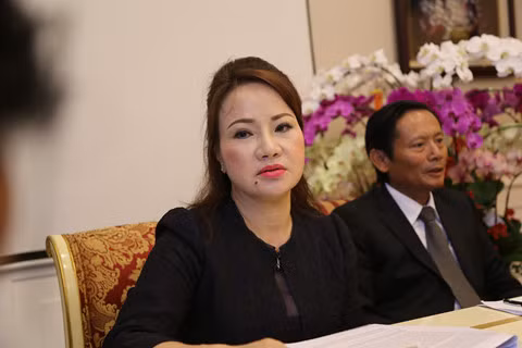  Nữ đại gia Chu Thị Bình 'bốc hơi' 245 tỷ đồng tại Eximbank Năm 2011, nữ đại gia Chu Thị Bình mở sổ tiêt kiệm 5 tỷ đồng kỳ hạn 12 tháng tại Eximbak chi nhánh TP.HCM. Hết kỳ hạn, khách đáo hạn, gửi tiếp vốn và nhập lãi với các sổ hộ khẩu khác nhau. Ảnh: tvphapluat.vn.