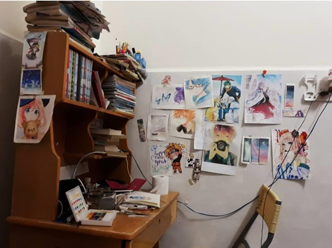 Còn đây là không gian học tập của một cô nàng mê hội họa Nguyễn Quỳnh Mai. Những bức tranh đẹp của nữ sinh lớp 11 nhận được những lời khen từ dân mạng. Mai cho hay, cô đã tự mày mò học vẽ trên mạng được 3 năm và dự định sẽ thi vào ngành thiết kế đồ họa để theo đuổi sở thích của mình. Ảnh: Tần Cửu.