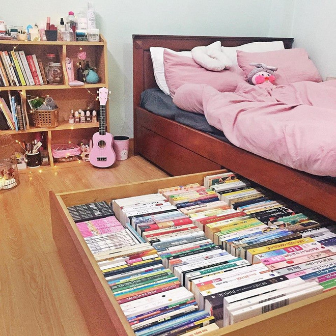 Bạn có mong có một góc nhỏ trong nhà đầy mơ mộng như thế này không? Nhìn qua gầm giường được thiết kế để chứa sách, chiếc đàn guitar và những đồ vật màu hồng, nhiều người đoán cô gái này chắc hẳn rất tài năng. Ảnh: Hồng Duyên.
